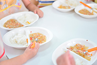 給食の様子(カレーの日)