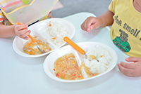 給食の様子(カレーの日)